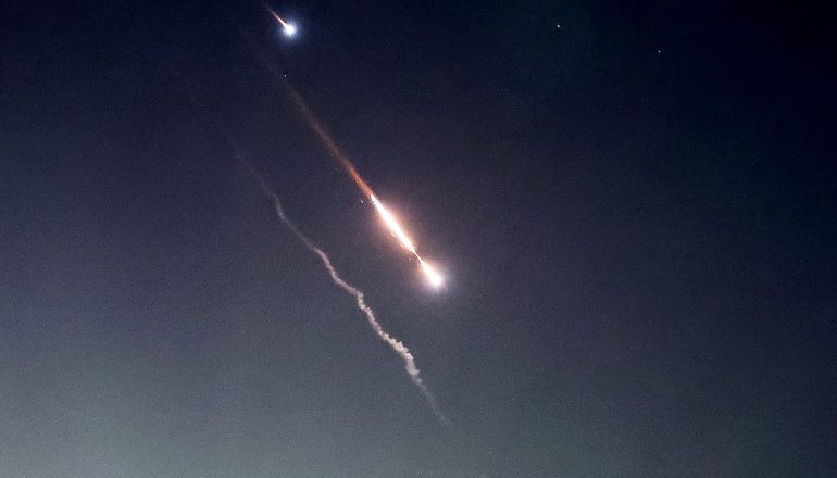 IRANI LËSHON QINDRA DRONË DHE RAKETA/ Izraeli zbraps 99% të sulmit me ndihmën e SHBA e aleatëve