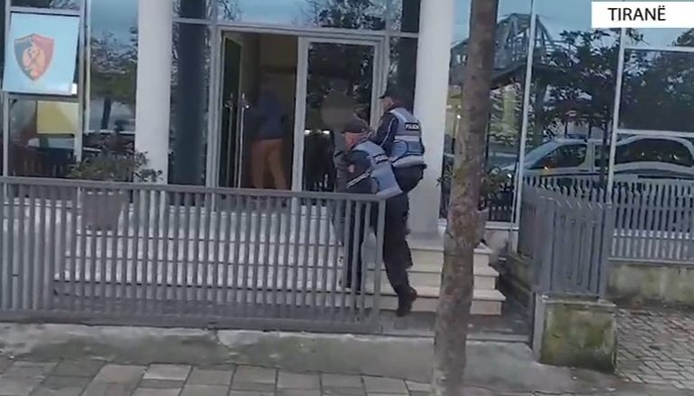 E RËNDË NË TIRANË/ 54 vjeçarja humb jetën në punë, e zunë poshtë dy palete me pije alkoolike (EMRI)
