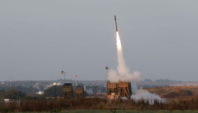 ANALIZA: Si Izraeli dhe mbrojtja aleate përgjuan dhe rrëzuan më shumë se 300 raketa dhe drone iraniane