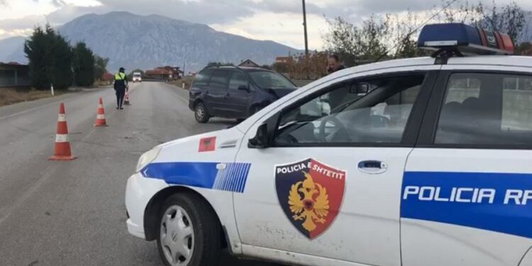 AKSIDENT NË SHKODËR/ Motorit dhe del nga rruga, përfundojnë në spital drejtuesi dhe djali i tij i mitur