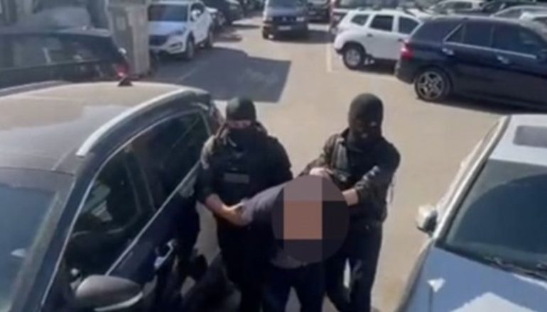 SKEMA E TRAFIKUT TË EMIGRANTËVE/ Përgjimet e trafikantëve me efektivët e Policisë Kufitare: Më ço kartën të çoj 50 euro…