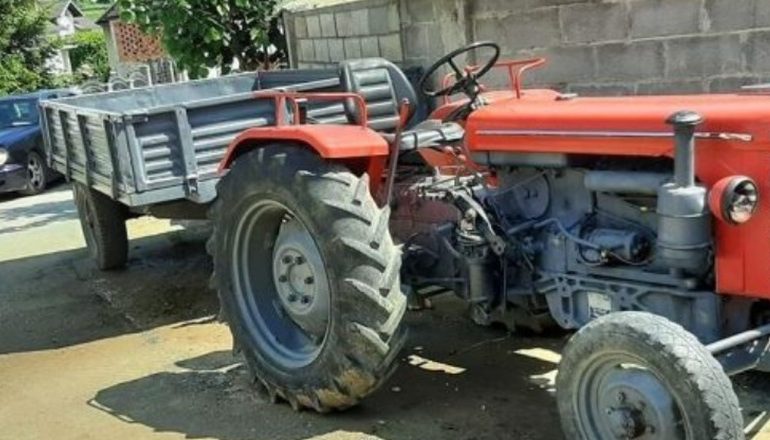 E RËNDË NË KORÇË/ Iu përmbys traktori duke punuar tokën, 60 vjeçari përfundon në spital