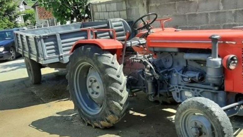 E RËNDË NË KORÇË/ Iu përmbys traktori duke punuar tokën, 60 vjeçari përfundon në spital