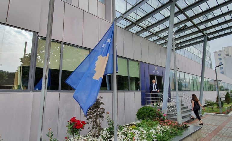 FLAMUJT NË GJYSËMSHTIZË/ Vrasja e dy grave në pak ditë, sot ditë zie në Kosovë