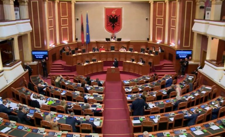MBLIDHET SOT KUVENDI/ Nasip Naço interpelancë me ministrin Peleshi