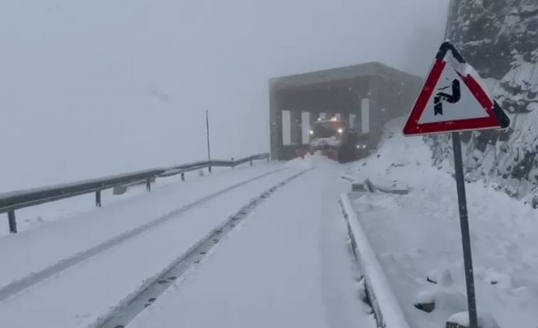 VIDEOLAJM/ Reshje të dendura bore në veri të vendit, ja çfarë ndodh në Theth