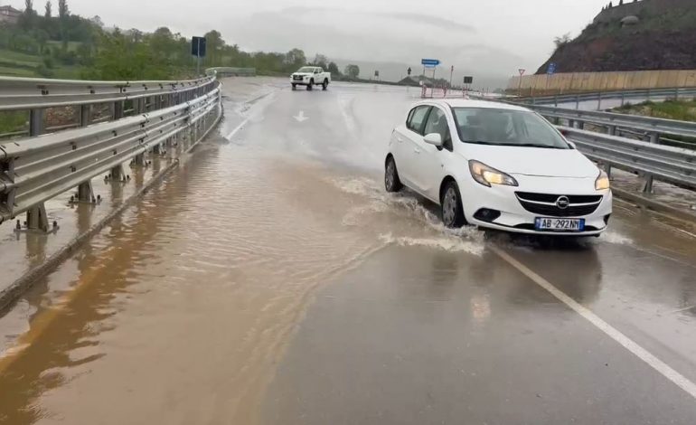 MOTI I KEQ/ Shiu përmbyt Rrugën e Arbrit në Gjoricë të Bulqizës, vështirësohet qarkullimi i mjeteve