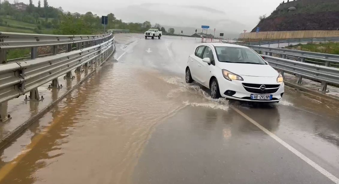 MOTI I KEQ/ Shiu përmbyt Rrugën e Arbrit në Gjoricë të Bulqizës, vështirësohet qarkullimi i mjeteve