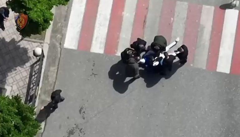 KAPET “MAT” 26-VJEÇARI/ Me kokainë me vete, arrestohet në Shëngjin! Momenti kur policia e shtrin në tokë
