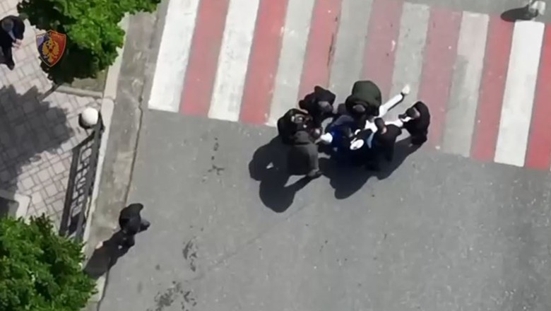 KAPET “MAT” 26-VJEÇARI/ Me kokainë me vete, arrestohet në Shëngjin! Momenti kur policia e shtrin në tokë