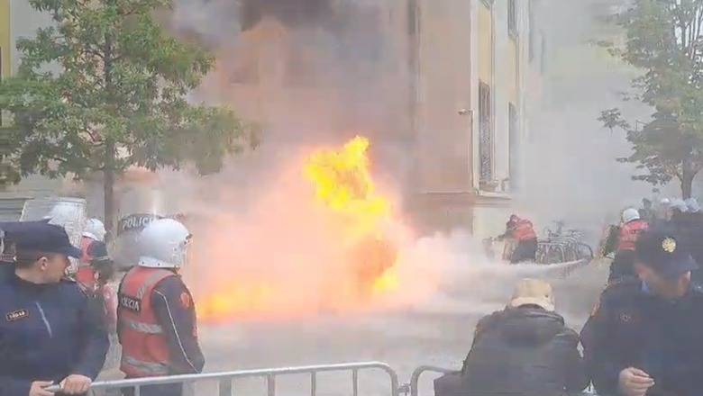 PROTESTA/ Militantët e Rithemelimit e PL hedhin molotovë në drejtim të Bashkisë së Tiranës