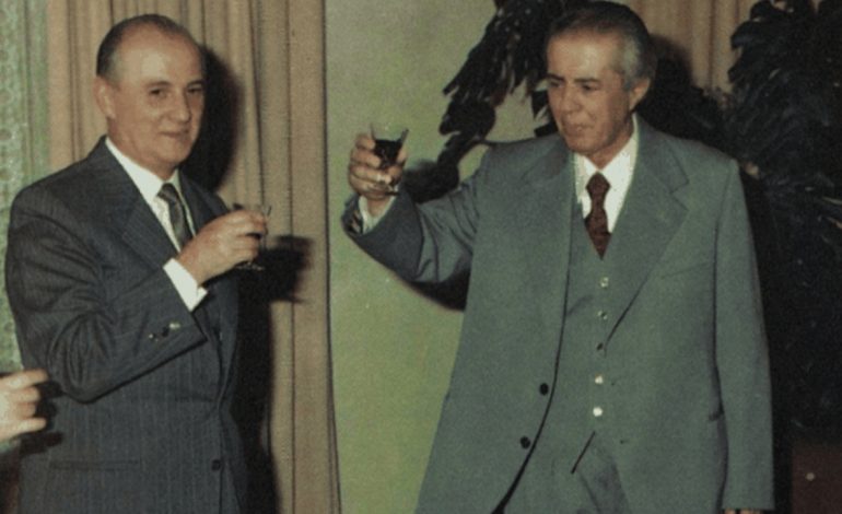 DOSSIER/ Letra e panjohur për Ramiz Alinë: Një grua për lindje udhëtonte shtrirë në gjendje kome, në karrocerinë e një makine…