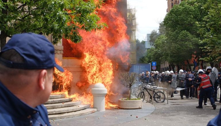 PROTESTA PARA BASHKISË/ Hodhën molotovë në, arrestohet 31-vjeçari, në hetim një tjetër