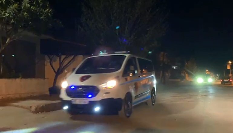 PLAS SHERRI NË KORÇË/ 49-vjeçari godet me sende të forta në kokë të dehurin! Shoqërohet në polici