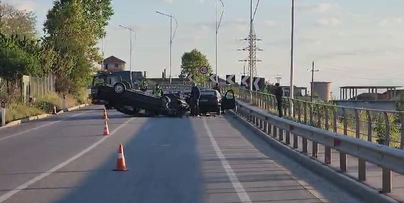 AKSIDENT TRAGJIK/ Përplasen dy automjete në Pogradec, një viktimë