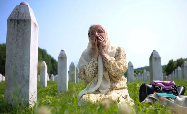 PAS 30 VITESH/ Masakra e Srebrenicës mund të njihet si gjenocid nga Kombet e Bashkuara, propozim-rezoluta nxeh Vuçiçin e Dodikun