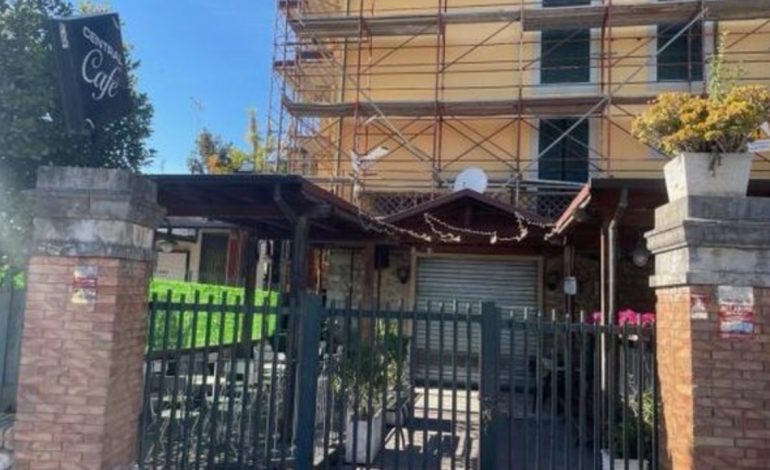 SHERR MES SHQIPTARËVE DHE RUMUNËVE NË ITALI/ Plumbat kapin gabimisht 20-vjeçaren