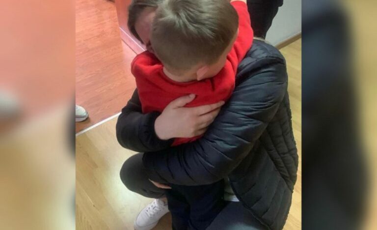 EMOCIONUESE/ Momenti kur 3-vjeçari ribashkohet me nënën e tij në Durrës, vogëlushi u rrëmbye nga gjyshërit