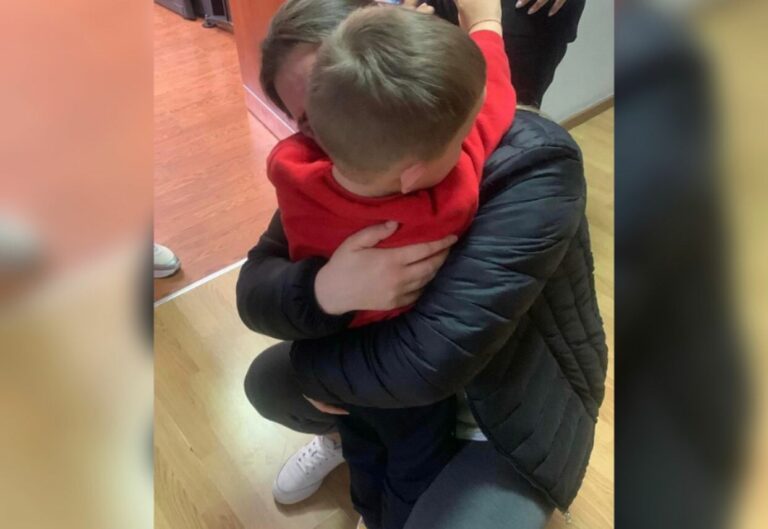 EMOCIONUESE/ Momenti kur 3-vjeçari ribashkohet me nënën e tij në Durrës, vogëlushi u rrëmbye nga gjyshërit
