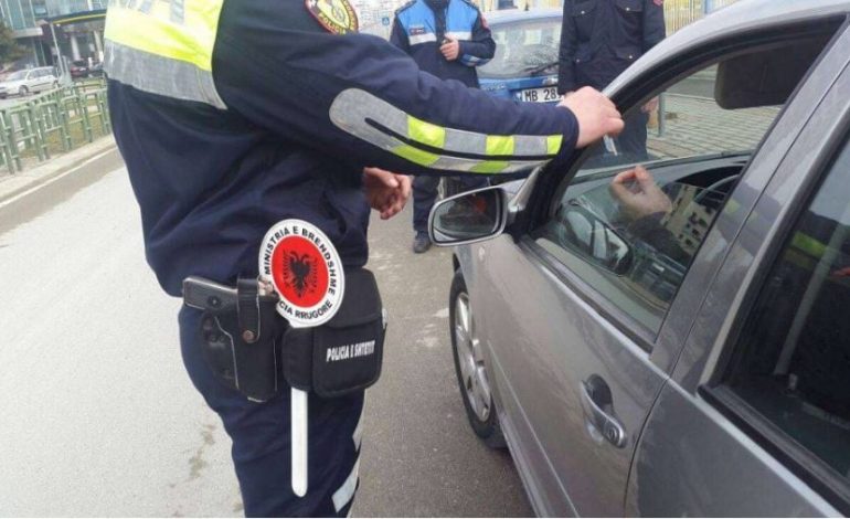 DETAJET/ Tentuan të korruptojnë policinë, 4 të arrestuar