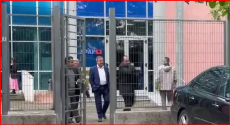 DËSHMIA NË SPAK/ Ish-kryebashkiaku i Pogradecit paraqitet në Prokurorinë e Posaçme, Kapri nuk jep shpjegime