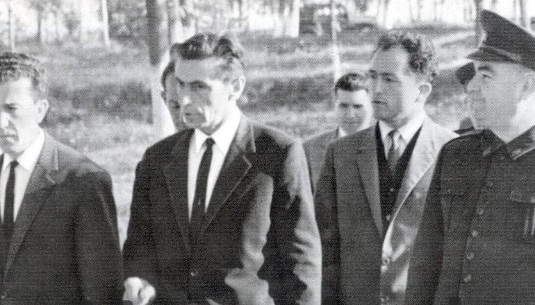 DOSSIER/ Ditari i ‘emigrantit’ që i mbajtën vëllanë peng: Kadri Hazbiu dhe Sigurimi kërkonin që unë të zhgërryhesha përdhe…