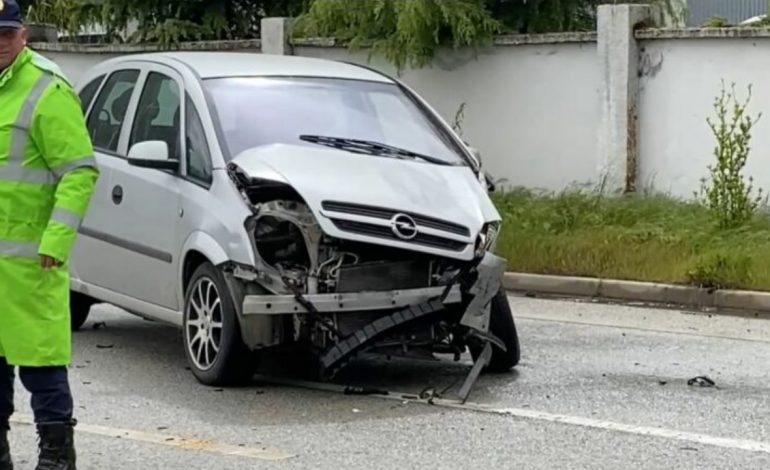 E RËNDË/ Aksident në Pogradec, makina përplaset me furgonin