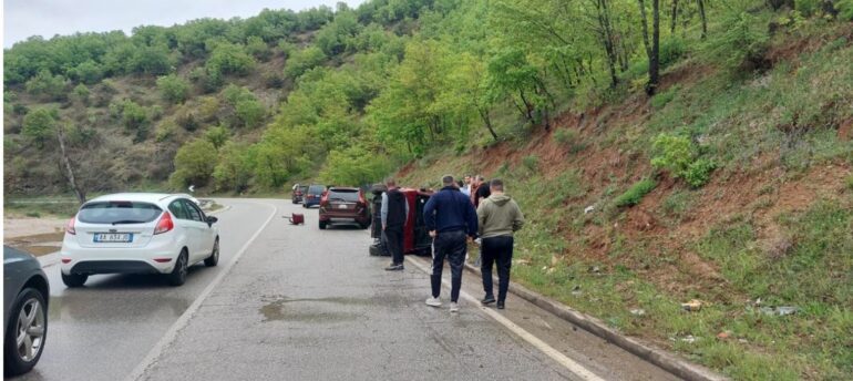 MOTI ME SHI/ Makina përmbyset në rrugë në Prrenjas, detajet nga aksidenti