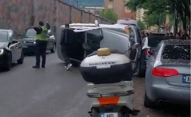 PAMJET/ Aksident te Oxhaku në Tiranë, makina përmbyset në mes të rrugës