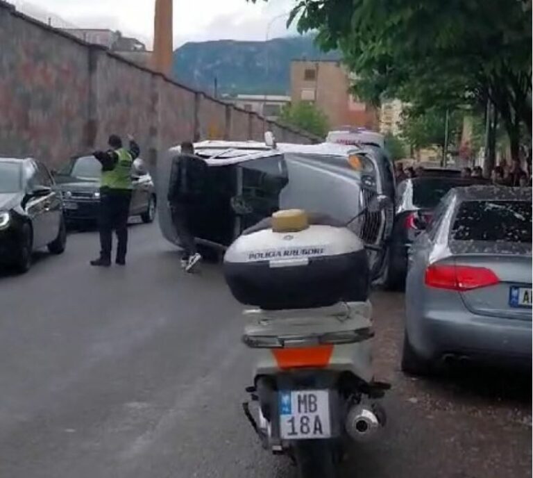 PAMJET/ Aksident te Oxhaku në Tiranë, makina përmbyset në mes të rrugës