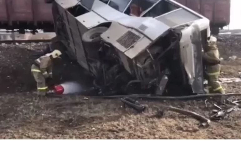 AKSIDENT I RËNDË/ Treni i pasagjerëve përplaset me autobusin në Rusi, 8 viktima