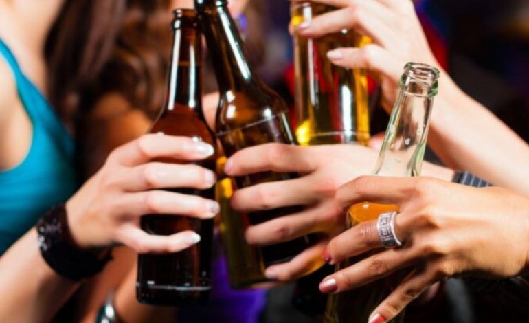 STUDIMI: Alkooli rrit rrezikun e sëmundjeve të zemrës tek gratë