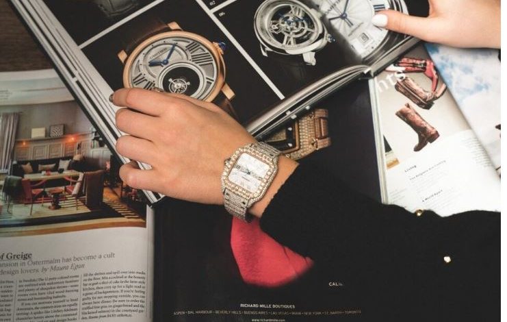 U ZBULUA NGA SHENJAT E GISHTËRINVE/ Shqiptari vjedh bizhuteritë e famshme Cartier me vlerë 150 mijë euro