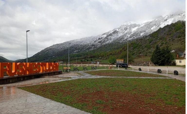 FOTOLAJM/ Bie borë në fshatrat e Elbasanit, Librazhdit, Gramshit dhe Prrenjasit