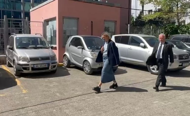 DOSJA 5D/ E akuzuar për favorizimin e kompanisë së dy ish-drejtorëve të bashkisë, Debora Keçi paraqitet në SPAK