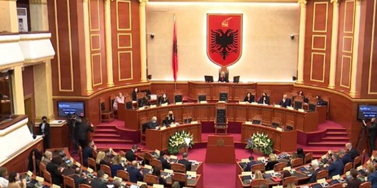 KUVEND/ Me 96 vota pro asnjë kundër, miratohet ligji për hapjen e degës së Kolegjit të Evropës në Tiranë