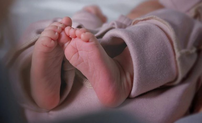 SHOKUESE/ 1-vjeçarja shkon pa shenja jete në spital, dyshohet se vogëlushja është abuzuar seksualisht