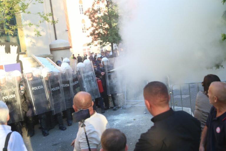 VIDEOLAJM/ Momenti kur hidhet gaz lotsjellës në drejtim të protestuesve para bashkisë