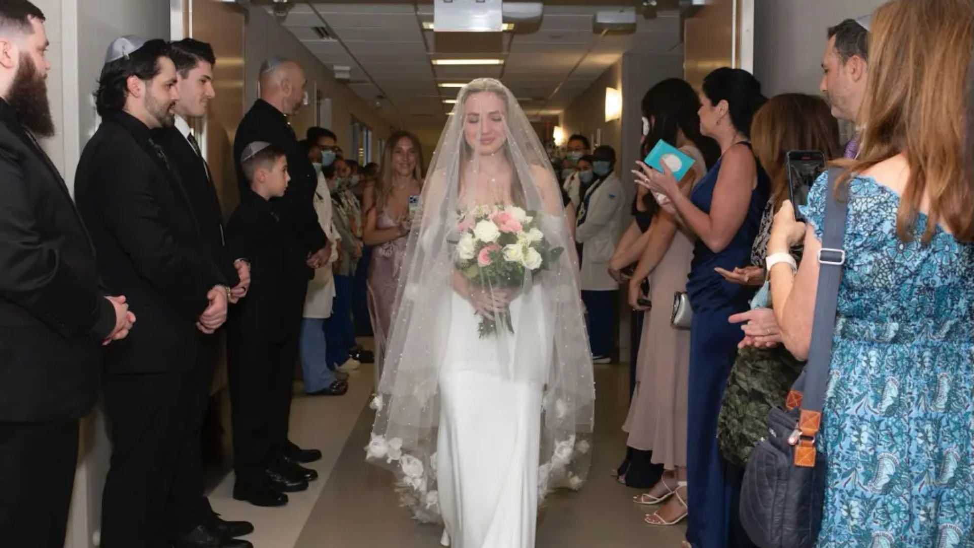 PREKËSE/ Vajza martohet në spital në mënyrë që babai ta shohë para se të ndërronte jetë