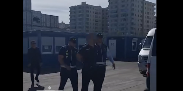 DETAJET E PARA/ Lejoi trafikun e armëve nga Porti i Durrësit drejt Italisë, arrestohet polici i kufirit