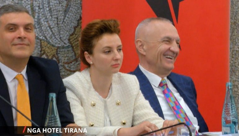 ÇFARË NUK KAPËN KAMERAT? Kryemadhi flet në mbledhje, Meta shkrihet së qeshuri