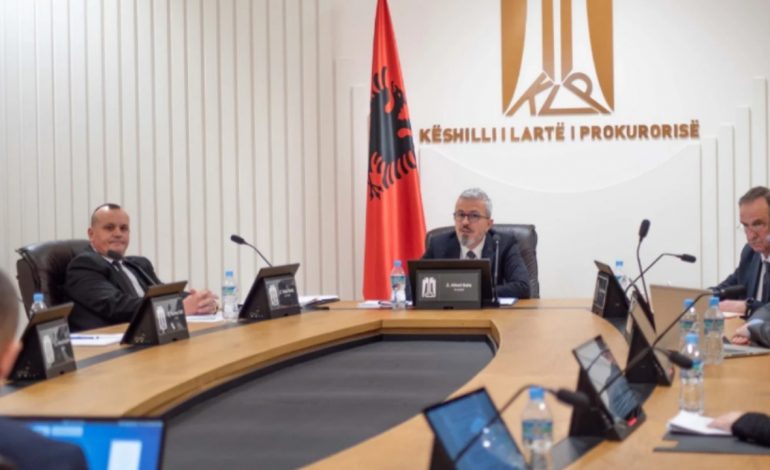 “ZGJIDHJE PREJ PELIVANI”/ Këshilli i Lartë i Prokurorisë nxjerr në pension prokurorin para seancës në KPA
