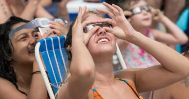 STUDIMI: Një e treta e amerikanëve nuk e dinë se eklipsi diellor mund të dëmtojë sytë