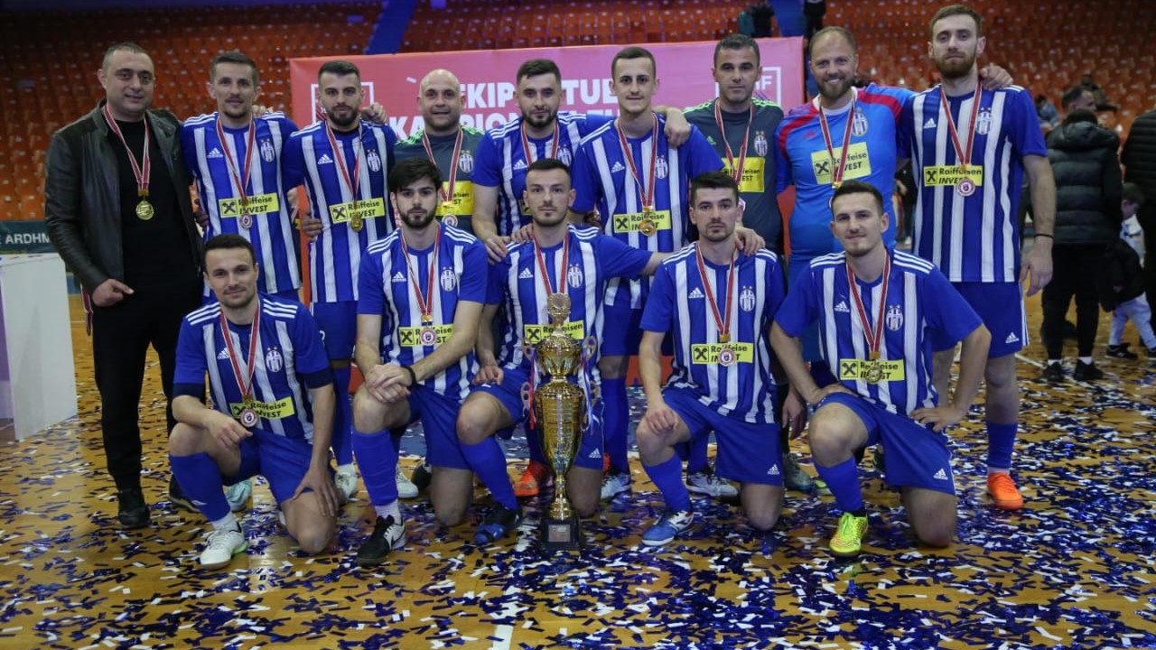 KAMPIONATI KOMBËTAR I FUSTALLËS/ Tirana fiton derbin me Partizanin dhe ngre lart trofeun