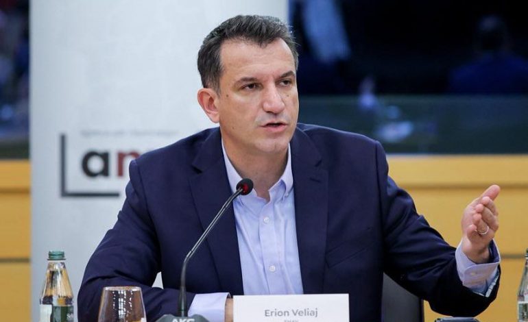 MBLIDHET KËSHILLI KONSULATIV/ Veliaj me lajm të mirë për qytetarët: Lehtësim i lejeve për shtëpitë në fshat dhe agroturizmat…