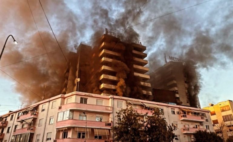 TRAGJIKE/ Shkrumbohet nga zjarri një banesë në Vlorë, ndërron jetë 75-vjeçarja