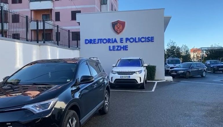 SHOKUESE NË LEZHË/ Djali vret nënën me thikë në mes të bulevardit ‘Gjergj Fishta’