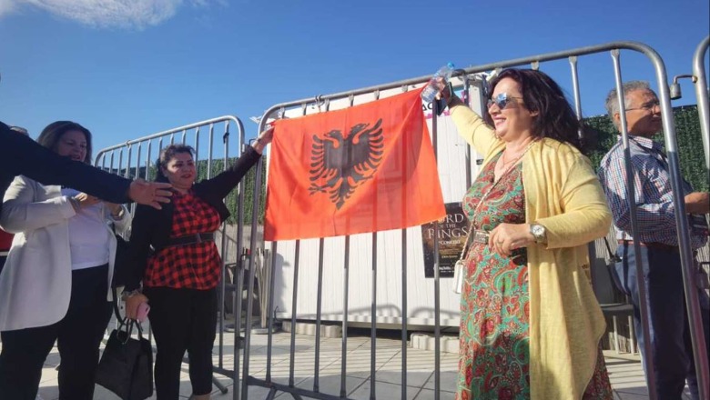 ME FLAMURIN KUQ E ZI/ Shqiptarët presin Ramën në Athinë