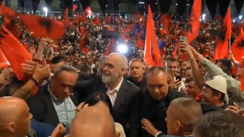 STADIUMI PLOT, MBËRRIN RAMA/ Shqiptarët e presin me ovacione, takimi nis me himnin kombëtar