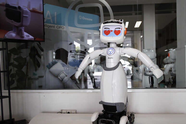 AVANCIMI I TEKNOLOGJISË/ Frika prej robotëve largon punëtorët e hoteleve dhe restoranteve